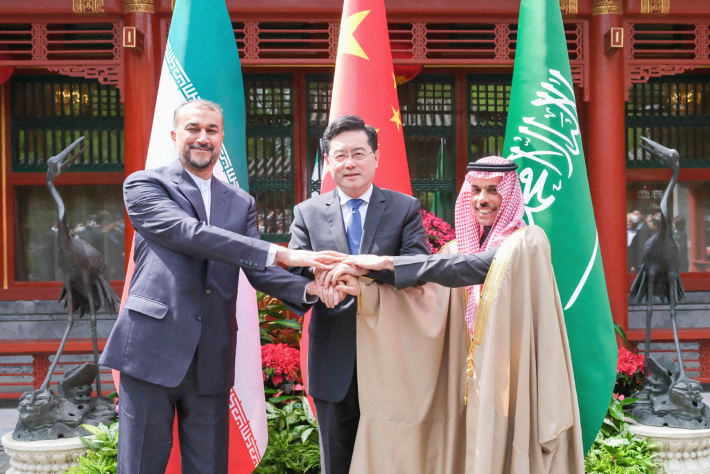 Le ministre iranien des Affaires étrangères, Hossein Amir-Abdollahian (à gauche), serre la main de son homologue saoudien, le prince Faisal Bin Farhan Al Saud (à droite), et de son homologue chinois, Qin Gang (au centre), à Pékin, le jeudi 6 avril 2023. Chine