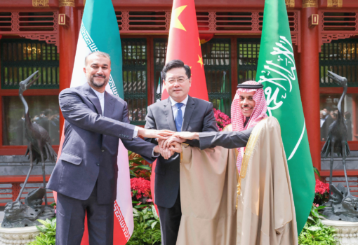 Le ministre iranien des Affaires étrangères, Hossein Amir-Abdollahian (à gauche), serre la main de son homologue saoudien, le prince Faisal Bin Farhan Al Saud (à droite), et de son homologue chinois, Qin Gang (au centre), à Pékin, le jeudi 6 avril 2023. Chine