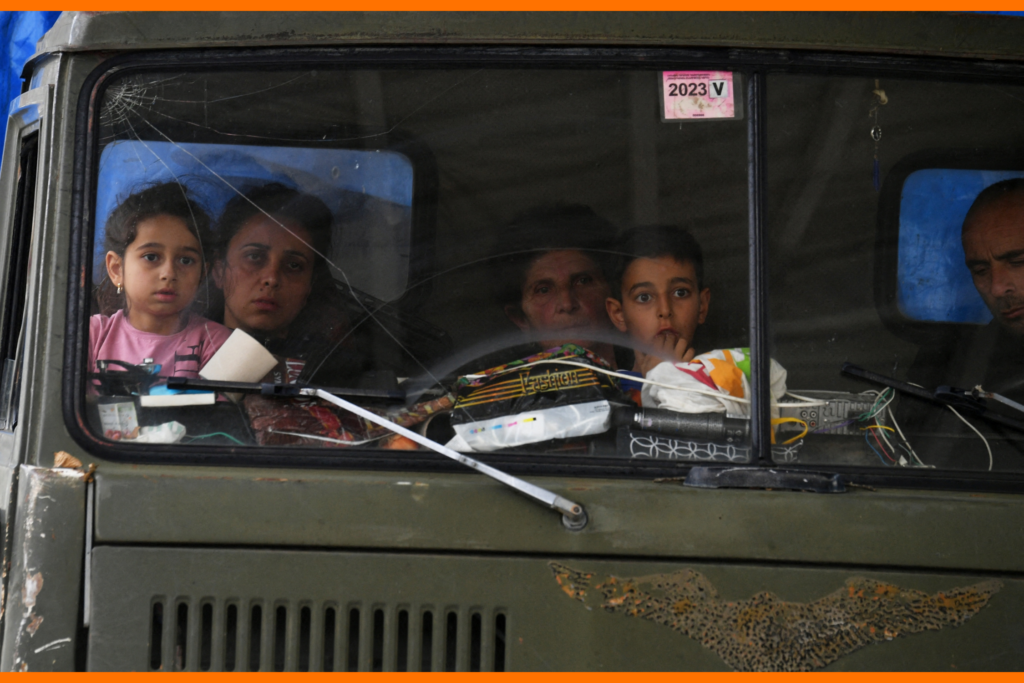 Des réfugiés du Haut-Karabakh attendent dans un véhicule au point de contrôle de Lachin, à l'entrée du corridor de Lachin, la seule route menant de la région séparatiste du Haut-Karabakh à l'Arménie, en Azerbaïdjan, le 26 septembre 2023. Le nombre de personnes fuyant le Haut-Karabakh -Le Karabakh pour l'Arménie après que l'Azerbaïdjan a lancé une opération militaire dans la région est passé à 28,120, a déclaré le gouvernement arménien le 26 septembre. Photo de Mikhail Voskresenskiy/Sputnik/ABACAPRESS.COM