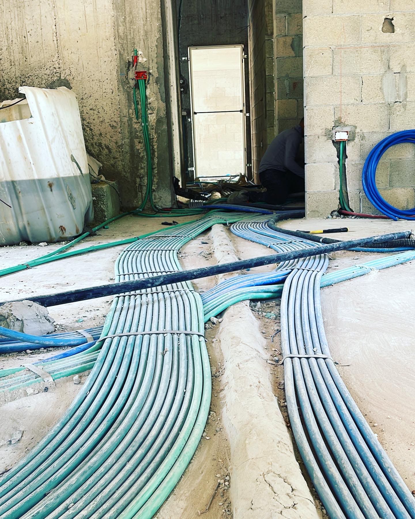העברת צנרת חשמל בבית