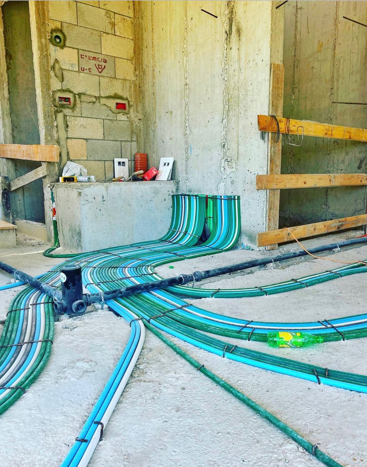 צנרת חשמל ברצפה