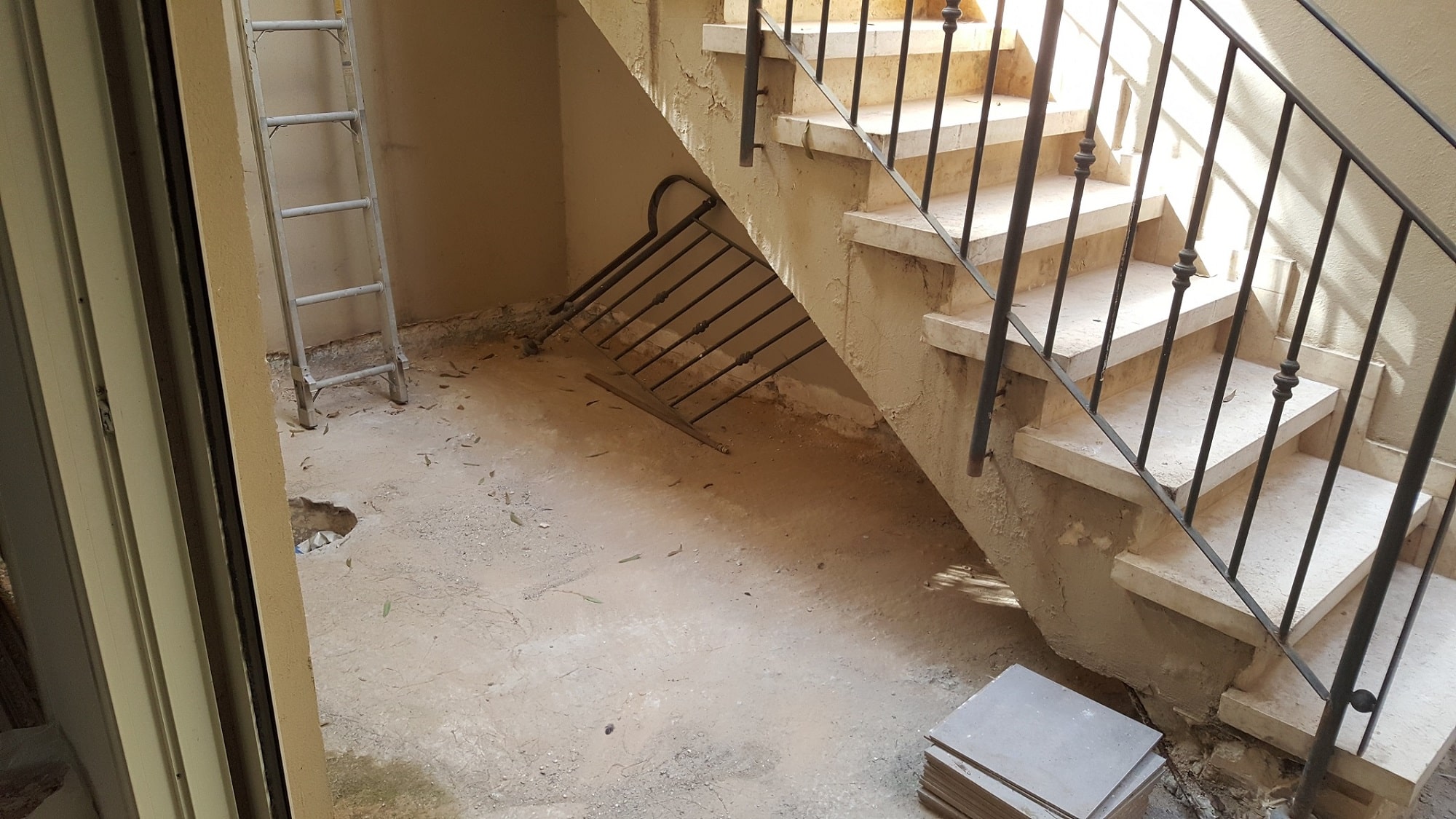 חצר אנגלי לאחר הריסה