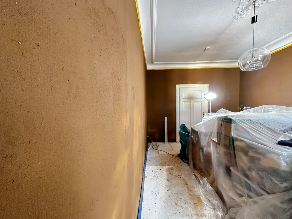 Lehmputz im Schlafzimmer als Wandfarbe | Gesundes Wohnen | Maler München