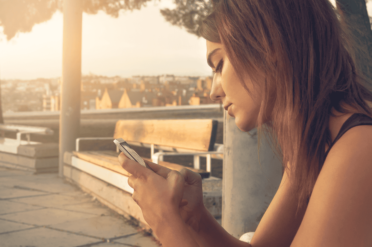 Femme qui téléphone à un voyant