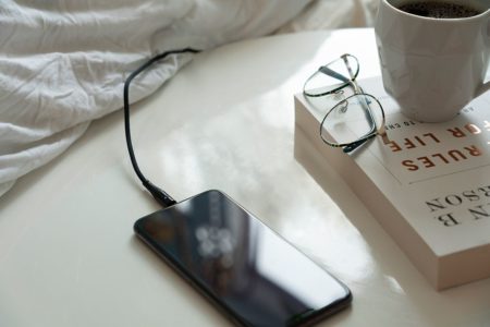 Smart ladekabel tilkoblet telefon på nattbord