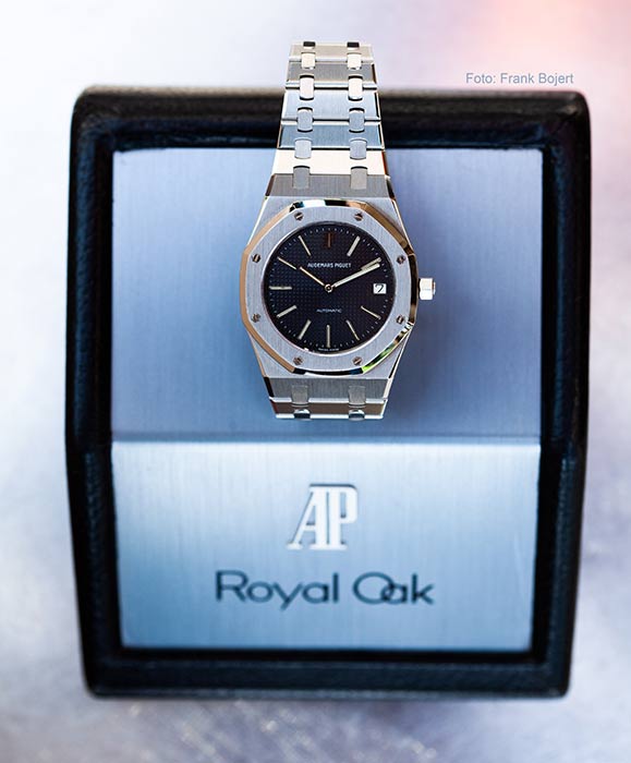 Eine Audemars Piguet Royal Oak Uhr auf der Original-Box liegend