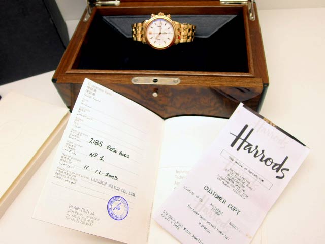 Abbildung zeigt eine Blancpain-Uhr auf der Originalbox mitsamt der Original Papiere