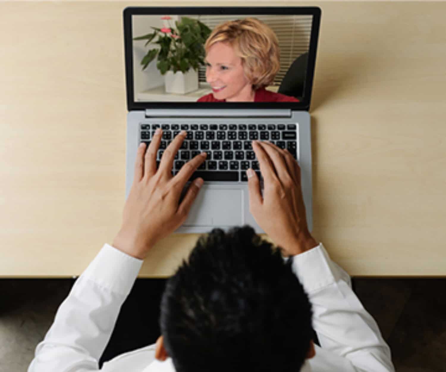 Online 1:1 accent training Rochel on Laptop