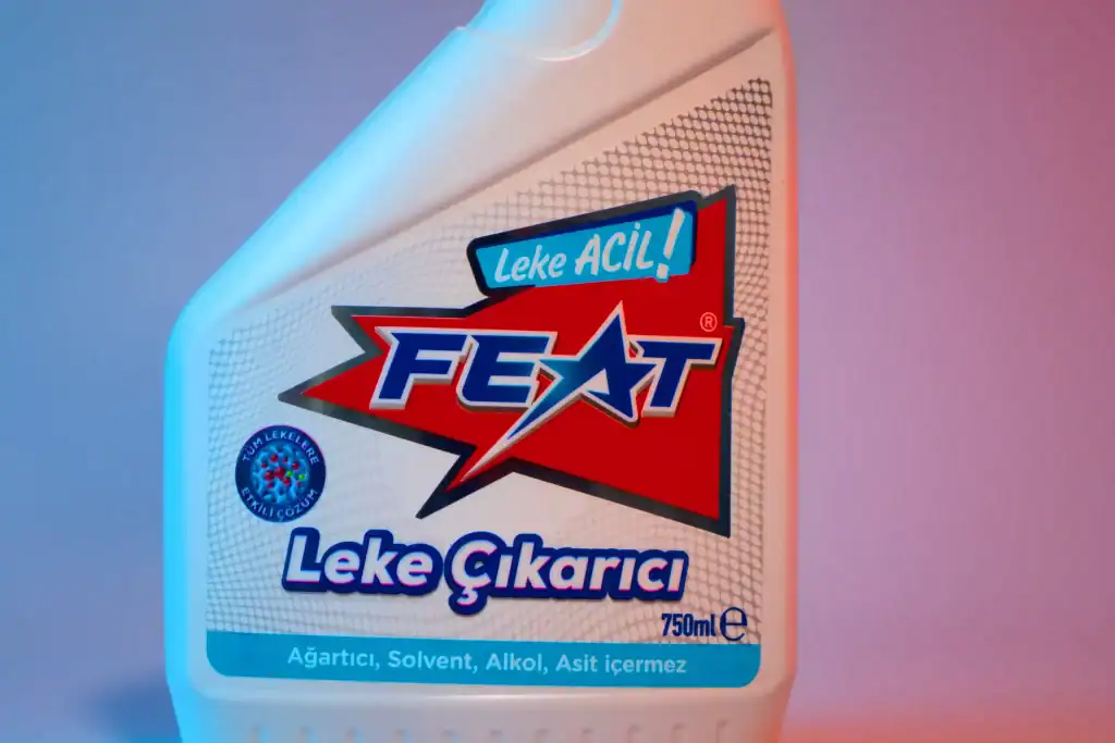 Feat leke çıkarıcı şişesinin etiketi, yakın plan