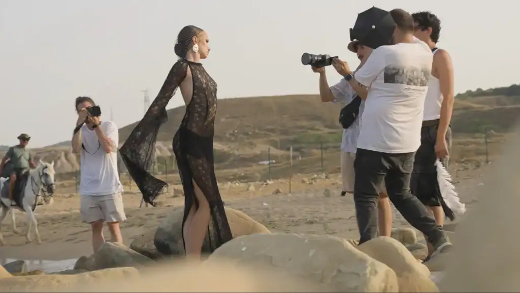 Kulata 2025 backstage: sahilde moda &ccedil;ekimi yapan ekip ve model