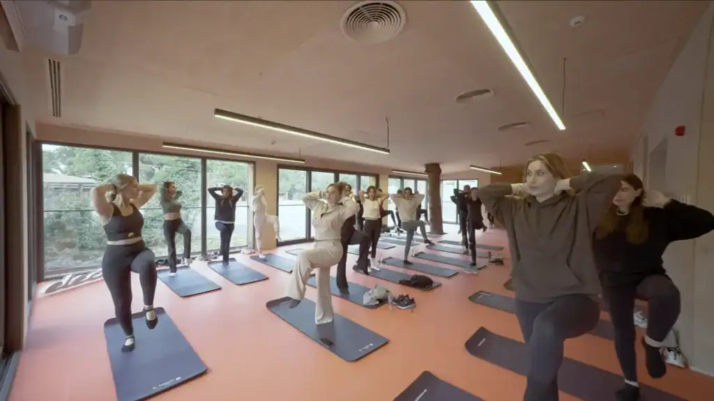 E-Macan Women's Day etkinliğinde yoga seansına katılan kadınlar