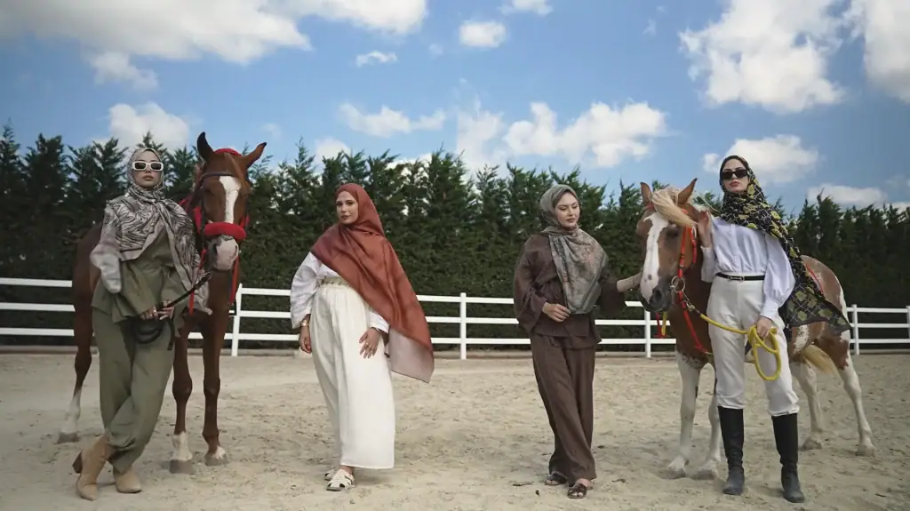 ZZALLORA moda tanıtım filmi: eşarplı modeller atlarla birlikte manejde