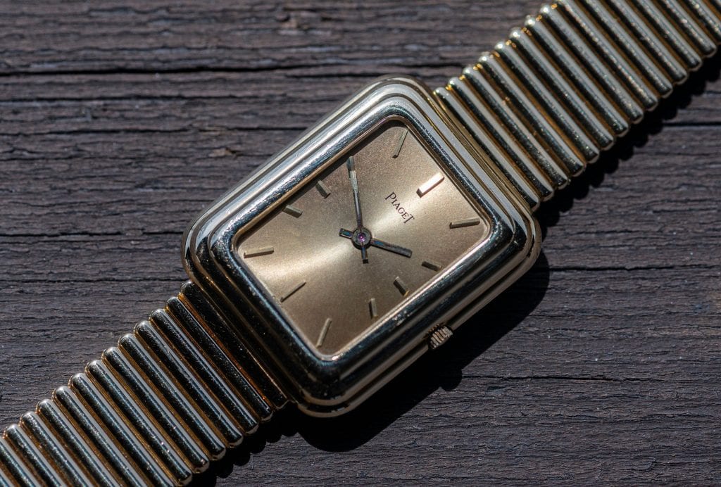 Luxusuhr Piaget Beta 21 auf einem Holztisch liegend