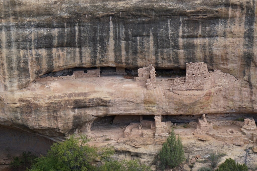 Two-story cliff dwelling structuring 
