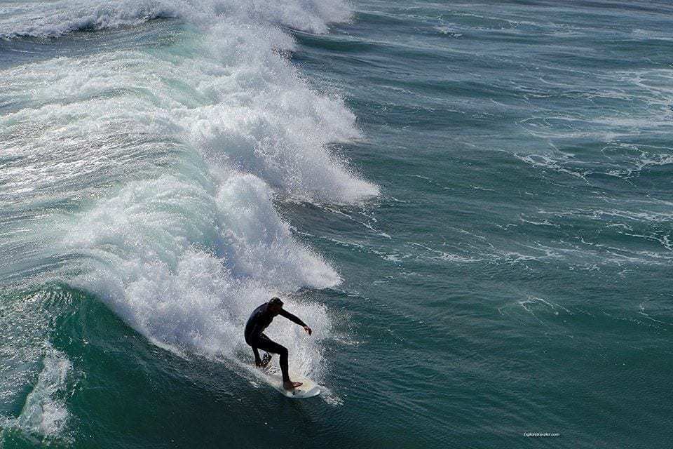 Fun In The Sun Di Oceanside California USA - Seorang lelaki menunggang ombak di atas papan luncur di lautan - Melayari