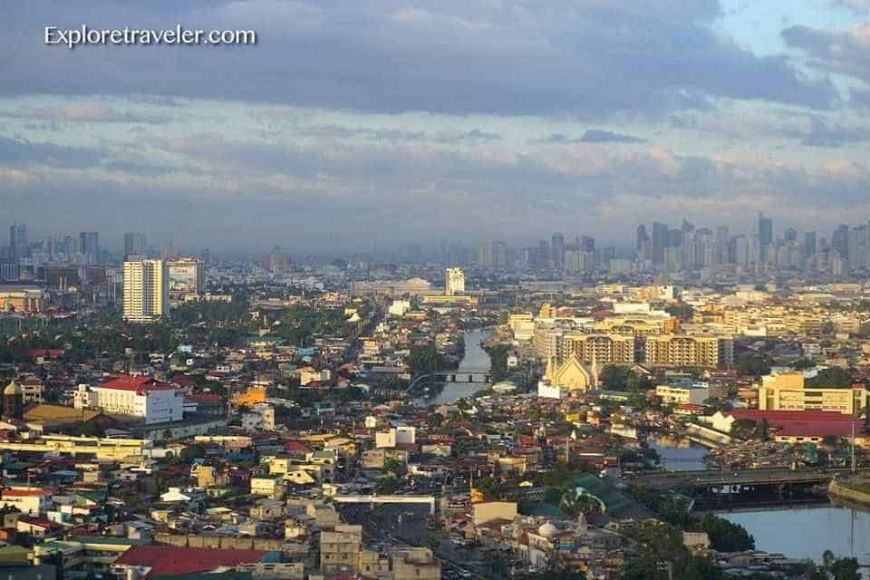 Ein philippinisches Fotoalbum voller Abenteuer – Ein großes Gewässer mit einer Stadt im Hintergrund – Manila