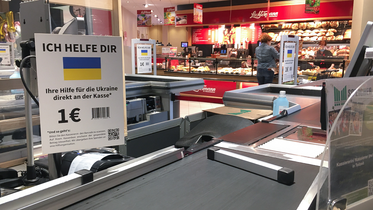 Hilfsaktion: "Ukraine, Ich helfe Dir" - Schild für die Kassiererin zum scannen des EAN-Codes