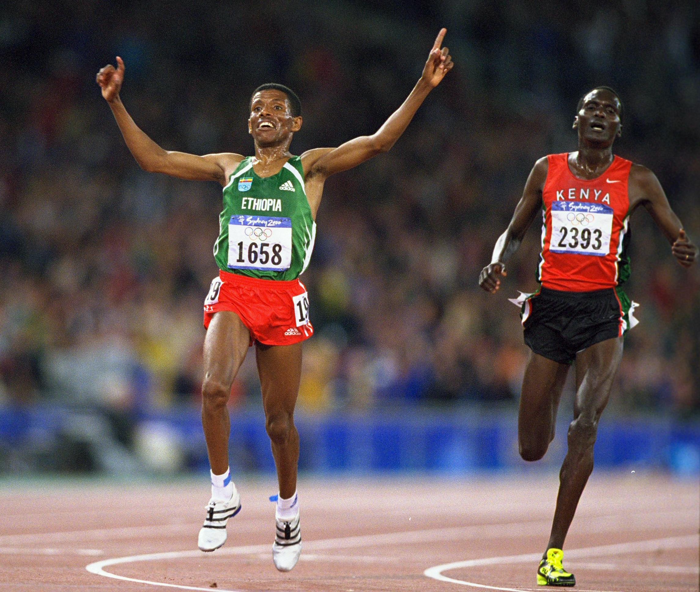 Haile Gebrselassie defeats Paul Tergat at the 2000 Olympics