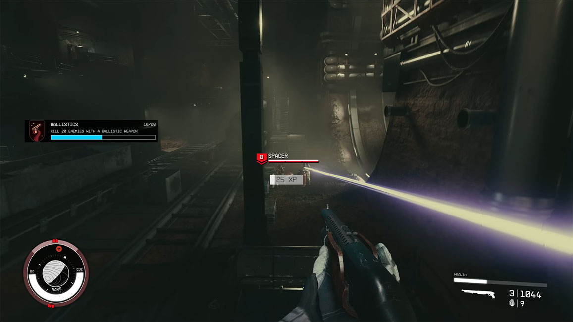 Der Spieler befindet sich in einem dunklen Tunnel und ist gerade in einen Kampf mit zwei NPC-Raumpiraten.