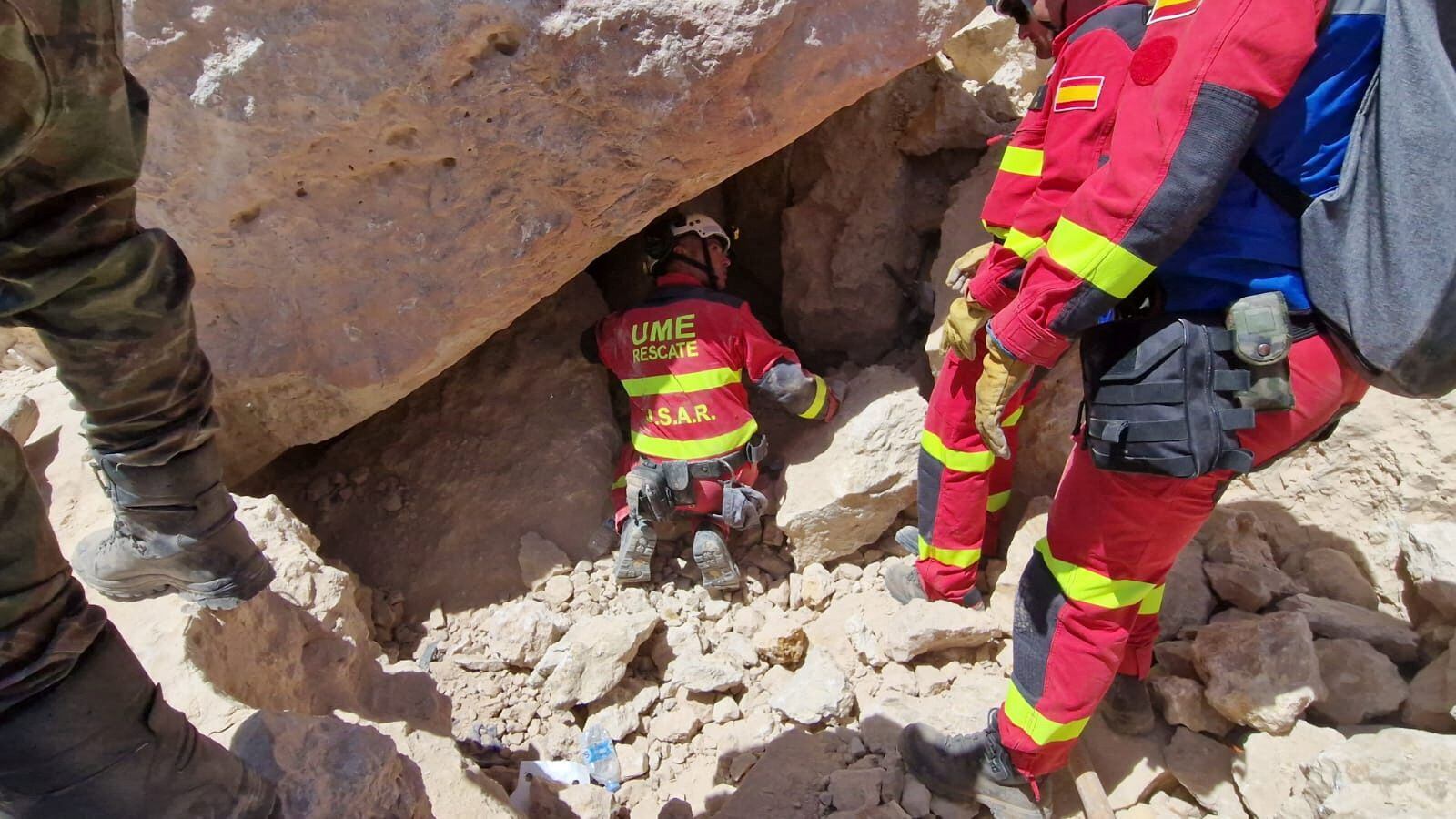 Efectivos de rescate de la Unidad Militar de Emergencias (UME) de España trabajan en las operaciones de rescate tras un terremoto mortal, en Anougal (Spanish Emergency Military Unit (UME)/Reuters)