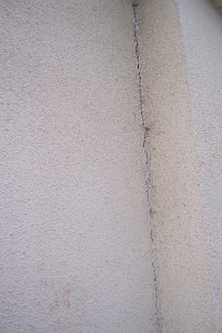 Horizontal crack in wall