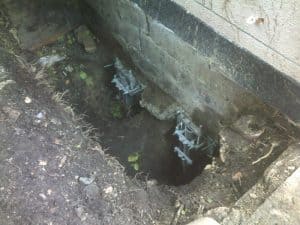 Underpinning of foundations using screw piles and brackets
