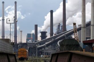 El impacto oculto de las grandes industrias: ¿Cómo afectan las emisiones al esperanza de vida?