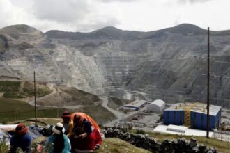 Trabajadores de mina Las Bambas en Perú inician huelga por tiempo indefinido