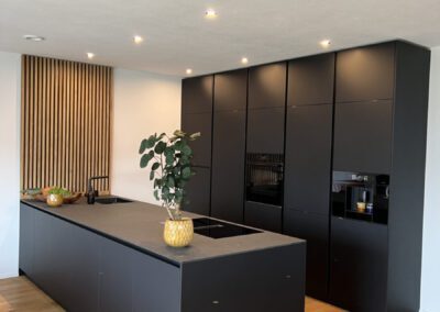 Puristische schwarze Küche in Traunstein