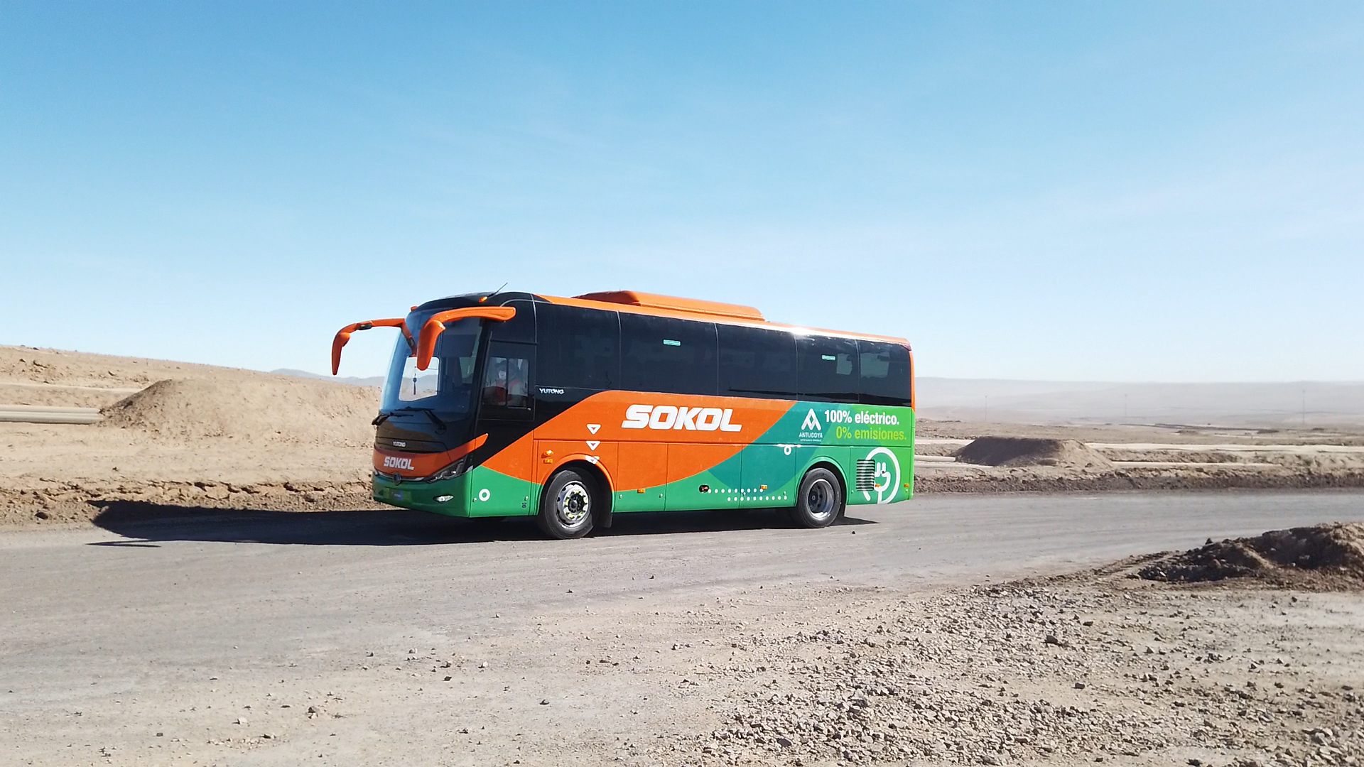Minera Antucoya presenta el primer taxibús 100% eléctrico en sus operaciones
